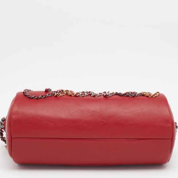 Chanel 
New Calfskin Chain 20s Signature Bowling Bag Red. Written in chain. - Picture 2 of 11